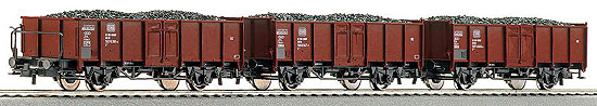Set of 3 Gondola cars with coal load<br /><a href='images/pictures/Roco/66074.jpg' target='_blank'>Full size image</a>